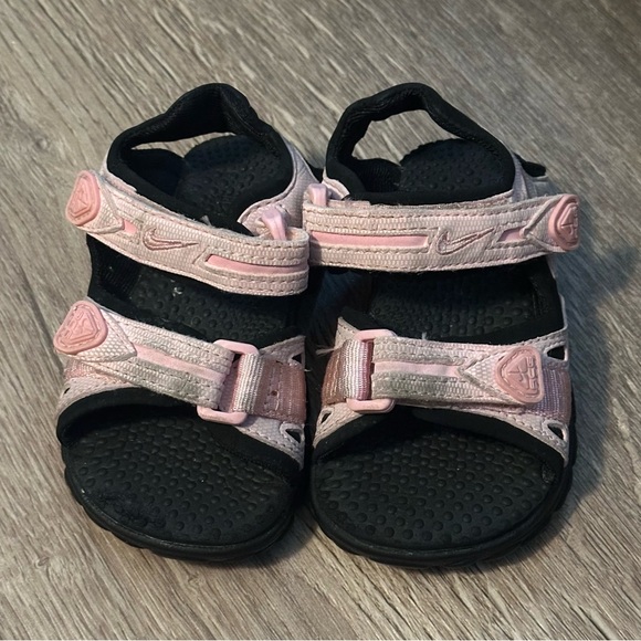 Nike Black Pink Velcro Sandals Sz 3 - Picture 1 of 8